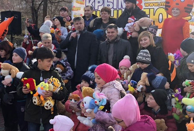 Подари игрушку