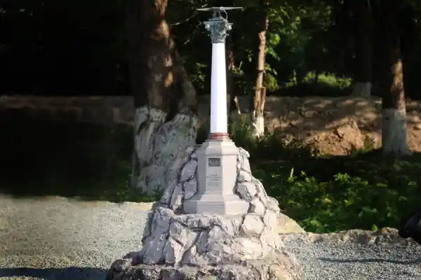 Памятник затопленным кораблям