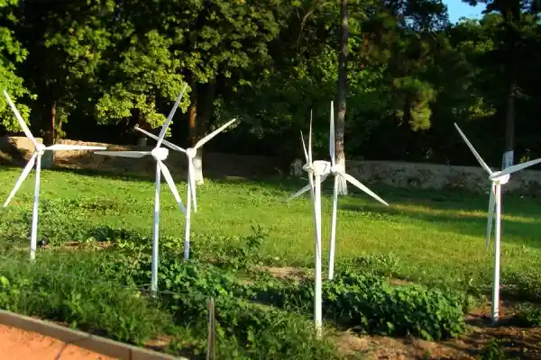 Ряд ветрогенераторов